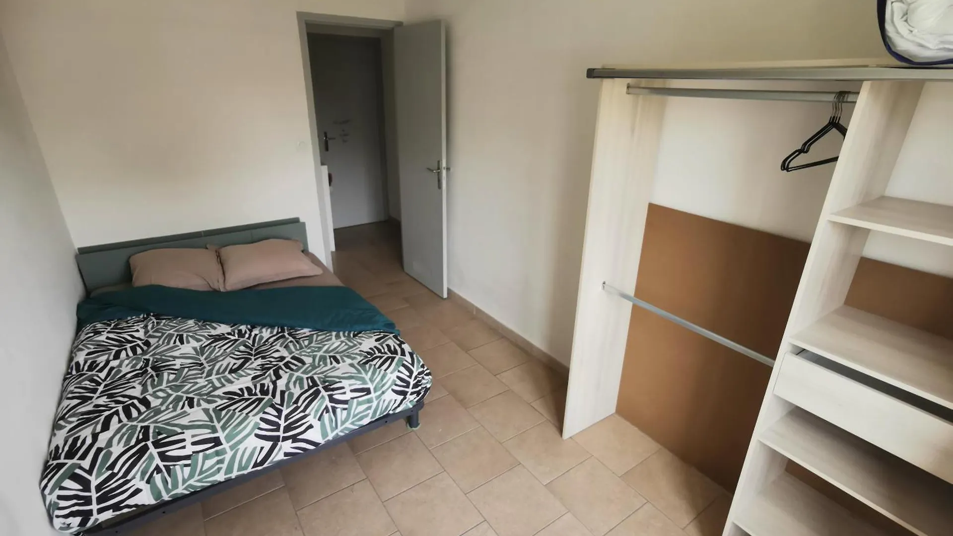 Chambres Privees Avec Terrasse Ensoleillee, Quartier Calme Avignon 0*,  France